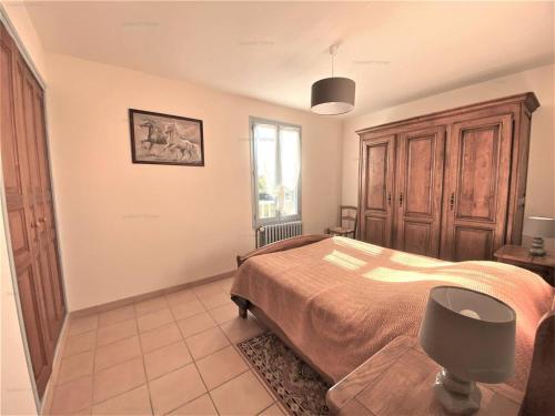 une chambre avec un lit et une fenêtre dans l'établissement Maison cosy à Ruoms avec terrasse et animaux admis - FR-1-697-37, à Ruoms