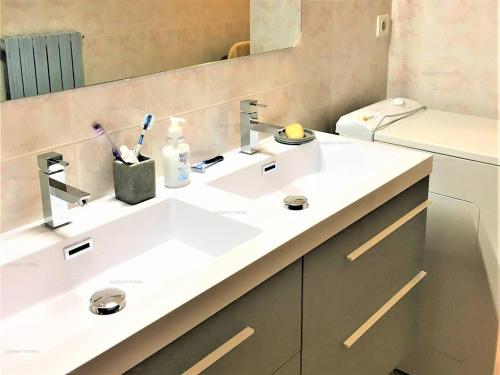 une salle de bain avec un lavabo blanc et des toilettes dans l'établissement Maison cosy à Ruoms avec terrasse et animaux admis - FR-1-697-37, à Ruoms