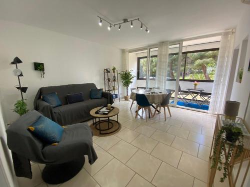 un salon avec un canapé et une table dans l'établissement Appartement confortable 45m², climatisé, Balaruc-les-Bains - FR-1-503-184, à Balaruc-les-Bains