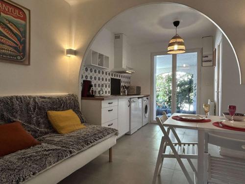- une cuisine avec un canapé et une table dans une chambre dans l'établissement Appartement 2 pièces moderne avec patio à Banyuls-sur-Mer - FR-1-225C-166, à Banyuls-sur-Mer
