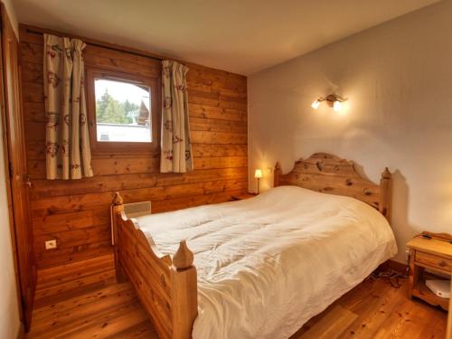 - une chambre avec un grand lit dans une pièce dotée d'une fenêtre dans l'établissement Agréable appartement 2 chambres, pied des pistes à Morillon - FR-1-642-101, à Morillon