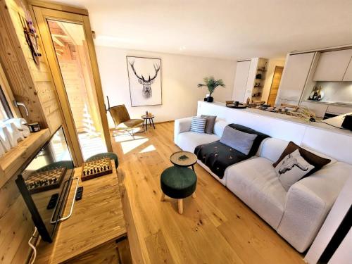 - un salon avec un canapé dans l'établissement Confort élé gant avec terrasse, idéal pour famille - FR-1-598-187, aux Gets