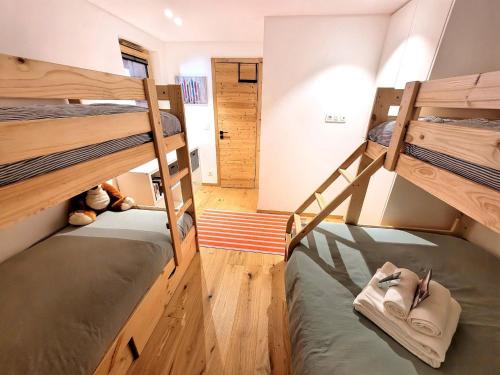 une petite pièce avec deux lits superposés dans l'établissement Confort élé gant avec terrasse, idéal pour famille - FR-1-598-187, aux Gets
