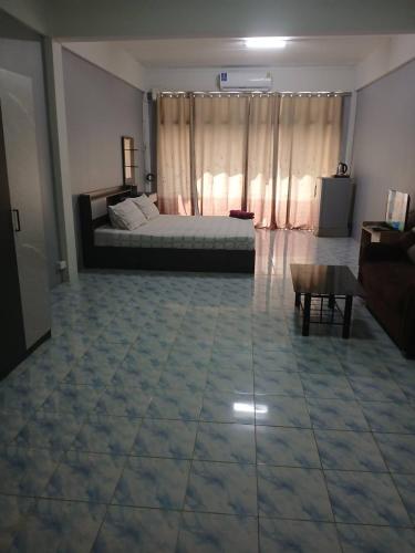 a large room with a bed and a couch at Chez mamie in Pattaya South
