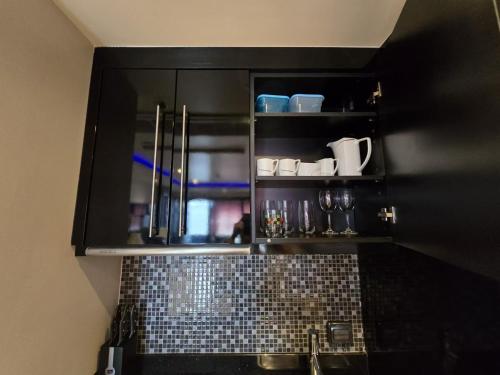 Dapur atau dapur kecil di Absolute Bangla Jacuzzi Suites Condo