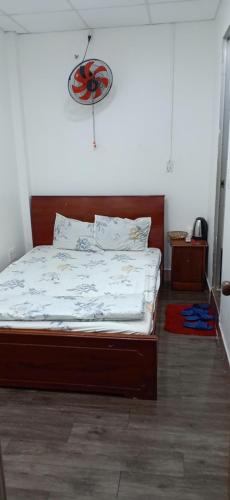 a bedroom with a bed with a red headboard at Khách sạn thái bảo in Thôn Mỹ Phước