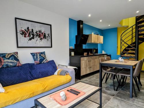 un salon avec un canapé et une table dans l'établissement Gîte rénové avec terrasse ensoleillée et parking à Pierrefitte-sur-Aire - FR-1-585-136, à Pierrefitte-sur-Aire