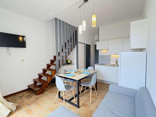 une cuisine et une salle à manger avec une table et des chaises dans l'établissement La Garole 1 – Idéal pour 4 personnes près de l'Océan - FR-1-831-1, à Biscarrosse