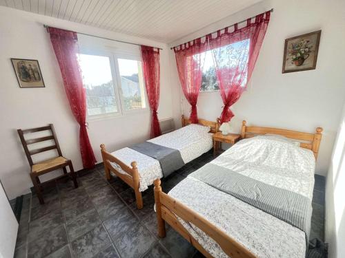 une chambre avec deux lits et une fenêtre dans l'établissement Villa Spacieuse Proche Plage, 8 Pers. - FR-1-831-3, à Biscarrosse