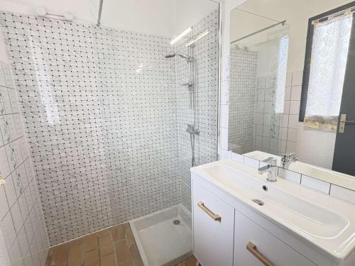 une salle de bain blanche avec un lavabo et une douche dans l'établissement La Garole 1 – Idéal pour 4 personnes près de l'Océan - FR-1-831-1, à Biscarrosse
