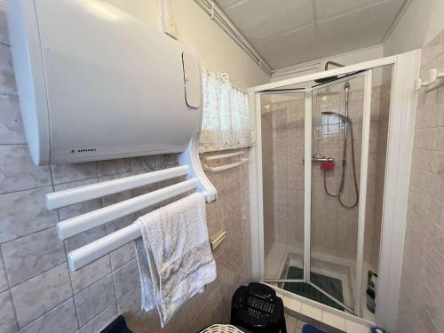 Et badeværelse på Villa rénovée près du lac, Biscarrosse - FR-1-831-2