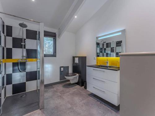 une salle de bain avec une douche, un lavabo et des toilettes dans l'établissement Villa d'exception avec piscine chauffée proche océan à Biscarrosse Plage - FR-1-831-8, à Biscarrosse