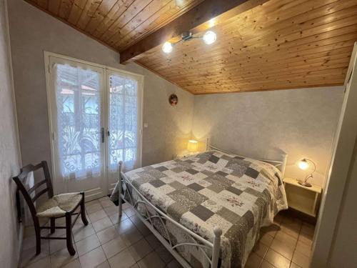 En eller flere senge i et værelse på Villa rénovée près du lac, Biscarrosse - FR-1-831-2