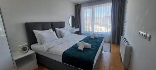 سرير أو أسرّة في غرفة في River Walk Sarajevo - Layan Apartment