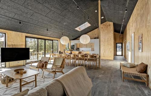 Televisyen dan/atau pusat hiburan di Lovely Home In Sæby With Sauna