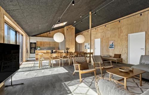 Ruang duduk di Lovely Home In Sæby With Sauna