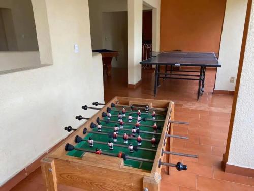a pool table in a living room with a table at Casa Bugambilia in Temixco