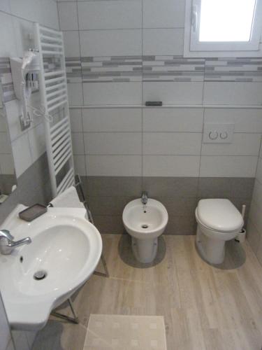 a bathroom with a sink and a toilet at Hotel Stefan Room & Breakfast in Gatteo a Mare