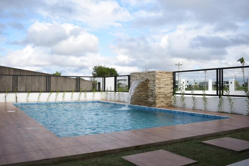 ein Swimmingpool auf einem Gebäude in der Unterkunft Live the Mar Adentro experience in Santa Cruz de la Sierra