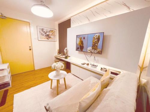 Μια τηλεόραση ή/και κέντρο ψυχαγωγίας στο SEAWIND CONDOMINIUM 2Bedrooms near Davao Airport, SM Lanang, Sasa Wharf, Dusit Thani, Waterfront Insular Hotel, Azuela Cove, Acacia Hotel, Abreeza Mall, Lots 4 Less, Puregold & a lot more