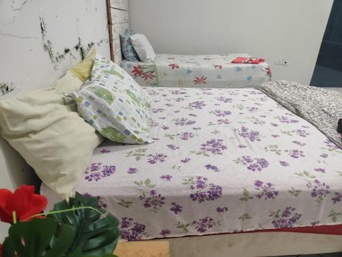 Ένα ή περισσότερα κρεβάτια σε δωμάτιο στο Pousada Soluar quarto triplo