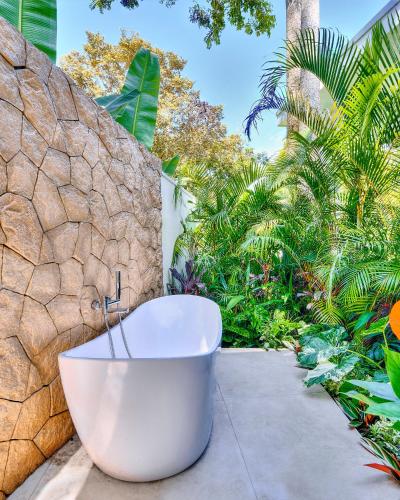 Un jardín fuera de Wonderful Villa with a Pool near the Beach