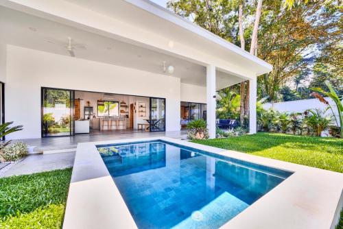 La alberca dentro o cerca de Wonderful Villa with a Pool near the Beach
