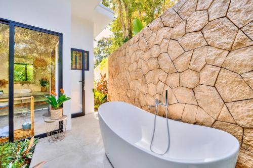 Un baño de Wonderful Villa with a Pool near the Beach