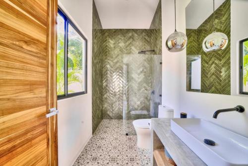 Un baño de Wonderful Villa with a Pool near the Beach