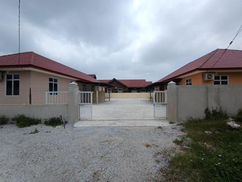 Το κτήριο όπου στεγάζεται  η παραθεριστική κατοικία