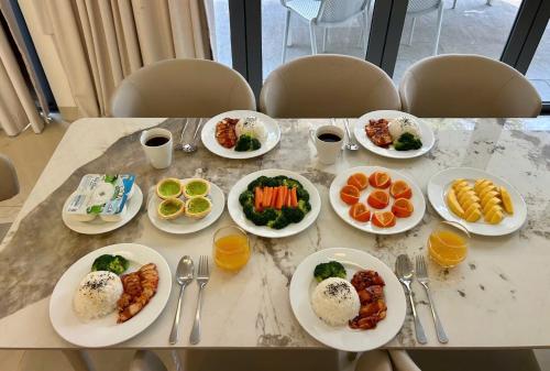 een tafel met borden eten erop bij Blue Sky & Villas Beach Resort in Da Nang