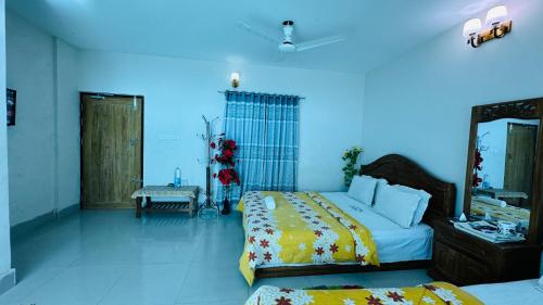 a bedroom with two beds and a mirror at Hotel Nice Look in Kuākāta