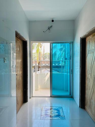 an empty room with a glass door with a view at Hotel Nice Look in Kuākāta