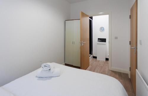 Postel nebo postele na pokoji v ubytování Belfast Boutique Apartment for 2