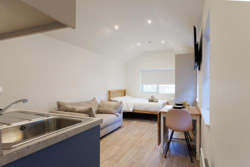 En eller flere senge i et værelse på Boutique Belfast Apartment for 2