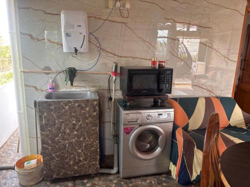Una cocina o zona de cocina en 1st Floor 3 BHK for 12 Decent People With Free Parking
