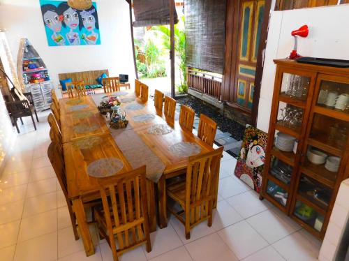 Ruang duduk di Lotus & Teak Villas