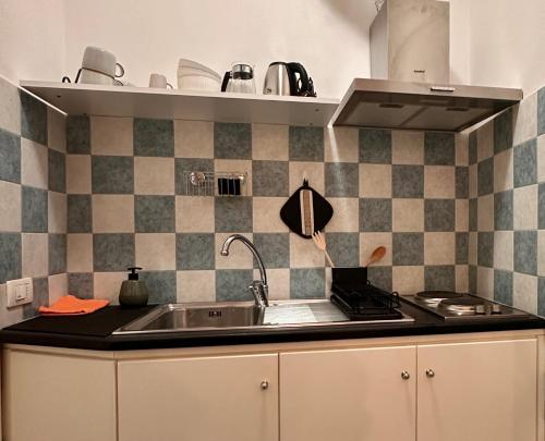 Η κουζίνα ή μικρή κουζίνα στο Dal Ferroviere - A Charming Stone Retreat in Cinque Terre