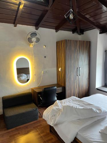 Postel nebo postele na pokoji v ubytování Himalayanblues cottages&stays