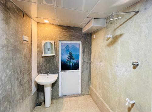 Un baño con lavabo, inodoro y ducha. en SunRest, en Weligama