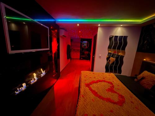 Ένα ή περισσότερα κρεβάτια σε δωμάτιο στο Suite romantique SPICY LOVE - proche Nice et Cannes - Jacuzzi privatif - French Riviera - luxe