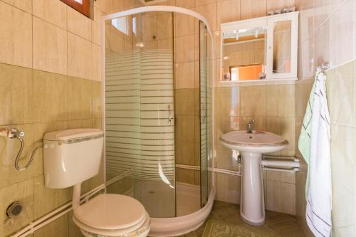 łazienka z toaletą i umywalką w obiekcie Apartment Sjekloca w mieście Virpazar