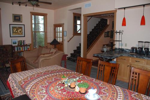 un soggiorno con tavolo e un soggiorno con tavolo di Sierra Trails Inn a Mariposa