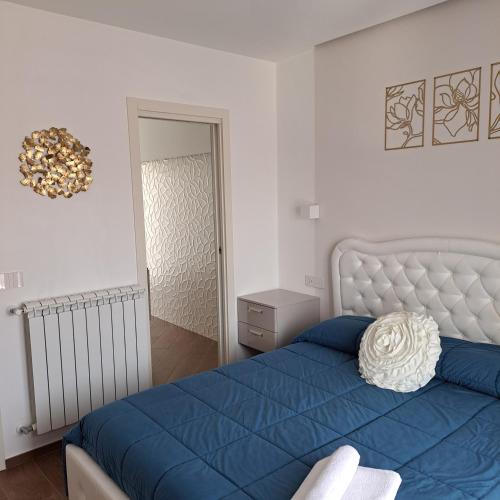 a bedroom with a blue bed with a blue blanket at Casa Marilyn in Agerola