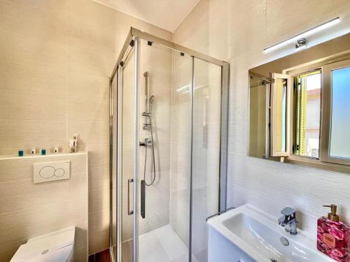 a bathroom with a shower and a sink at Orangerie- Menton centro-ideale inverno in Menton