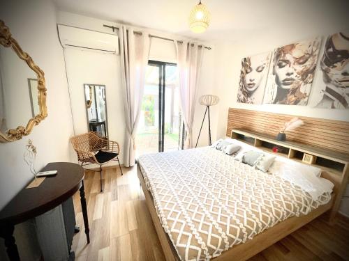 Postel nebo postele na pokoji v ubytování Ibiscus Apt with Pool, walk to beach, Harbour,Kato Paphos