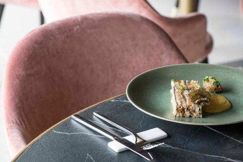 Makanan di atau berdekatan hotel