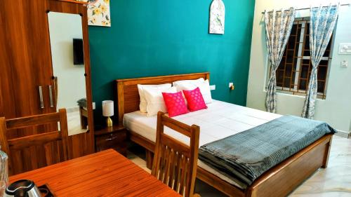 Postel nebo postele na pokoji v ubytování The Ishank Resorts Yercaud Hills
