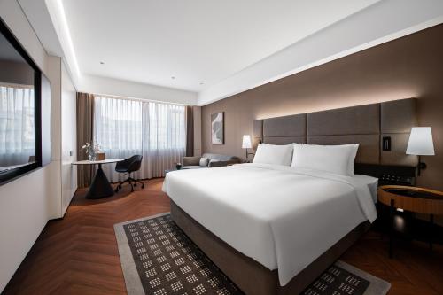 Postel nebo postele na pokoji v ubytování Intercity Hotel Hangzhou West Lake Wulin Plaza