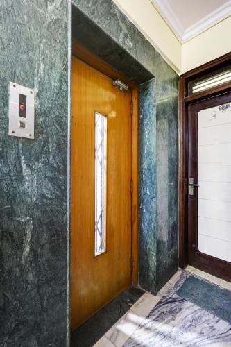 a hallway with a door and a window at Hotel Nancy Dx Near New Delhi Railway Station in New Delhi